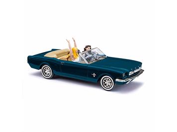 Busch 47528 Ford Mustang Cabrio mit Fahrerinnen - H0 (1:87)