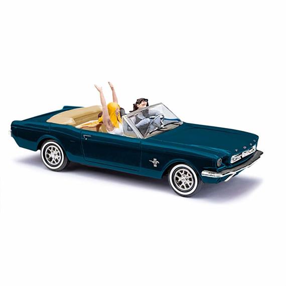 Busch 47528 Ford Mustang Cabrio mit Fahrerinnen - H0 (1:87)