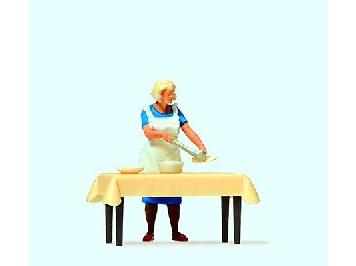 Preiser Hausfrau am Tisch, Essen schöpfend - H0 (1:87)