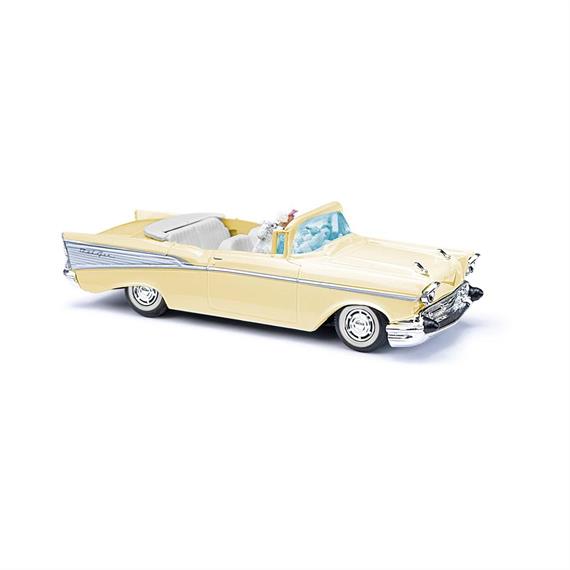 Busch 45060 Chevrolet Bel Air '57, Cabrio offen mit Fahrerin und Hund - H0 (1:87)